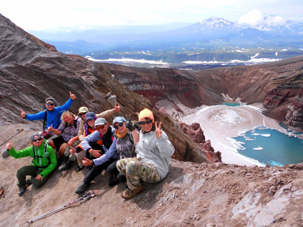 Туристы на вершине вулкана Горелый